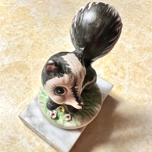 Adorable Little Skunk on Italian Fine Marble Base - Picture 4 of 5